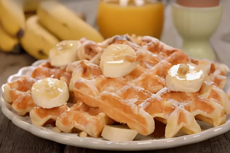 Um prato com waffle de banana com canela.