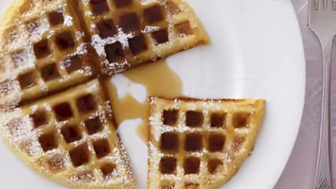 Um prato com Waffle-com-Manteiga-e-Maple-Syrup