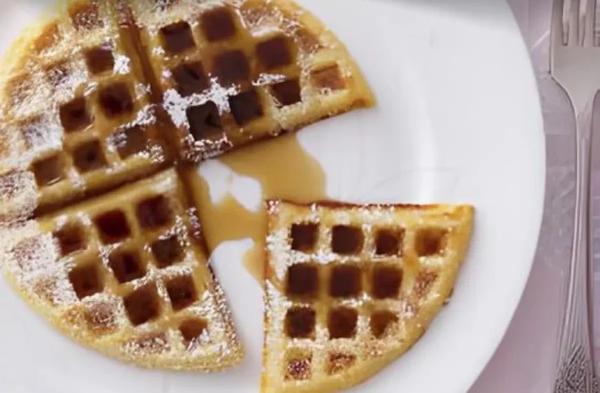 um prato com Waffle com Manteiga e Maple-Syrup