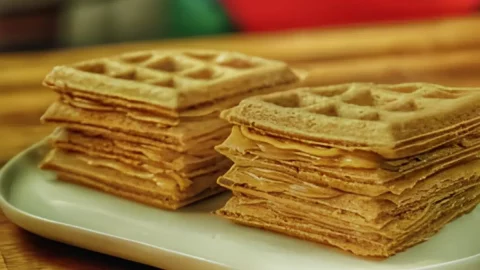 Um prato com Waffle de pão de mel.