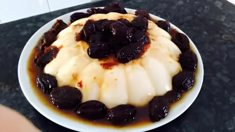 Um prato com flan de ameixa.