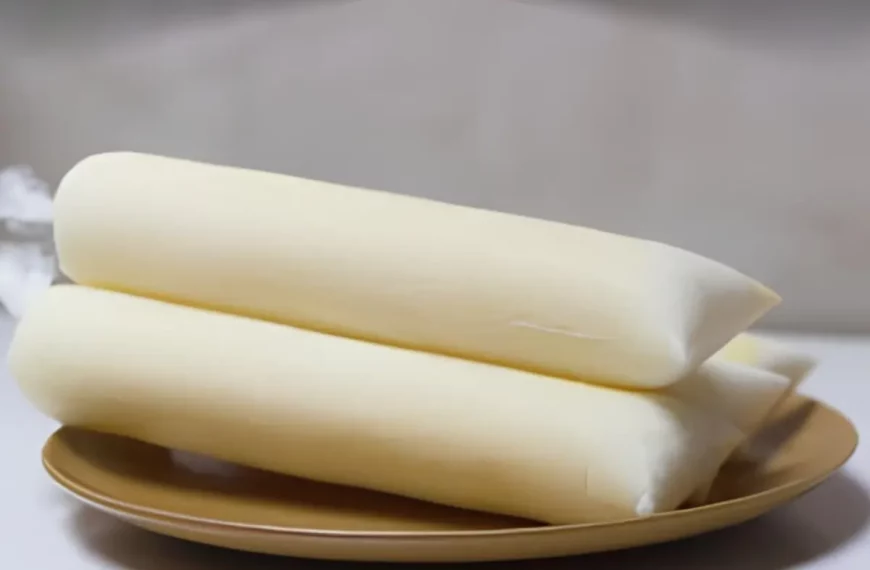 Geladinhos de creme em cima de um prato.