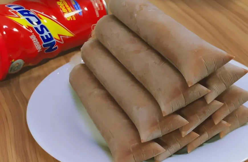 Geladinhos de nescau em cima de uma mesa prontos para serem servidos.