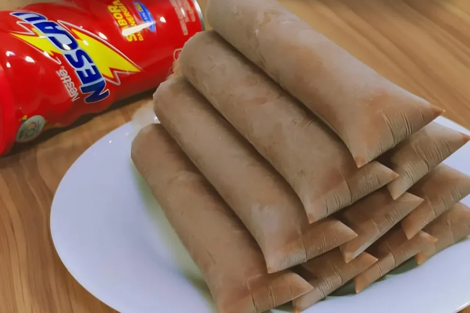 Geladinhos de nescau em cima de uma mesa prontos para serem servidos.