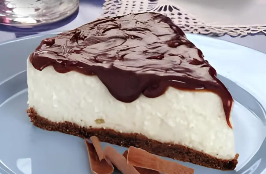 Um prato com uma fatia de torta de coco com chocolate.