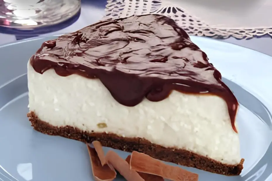 Um prato com uma fatia de torta de coco com chocolate.