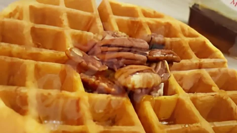 Um waffles de castanha do pará cm melado.