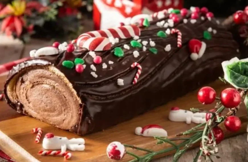 Um buche noel em cima de uma mesa decorada para o natal.