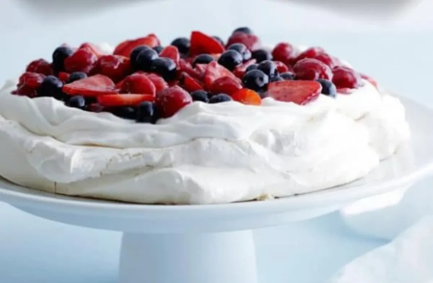 Uma Pavlova pronta para ser servida.