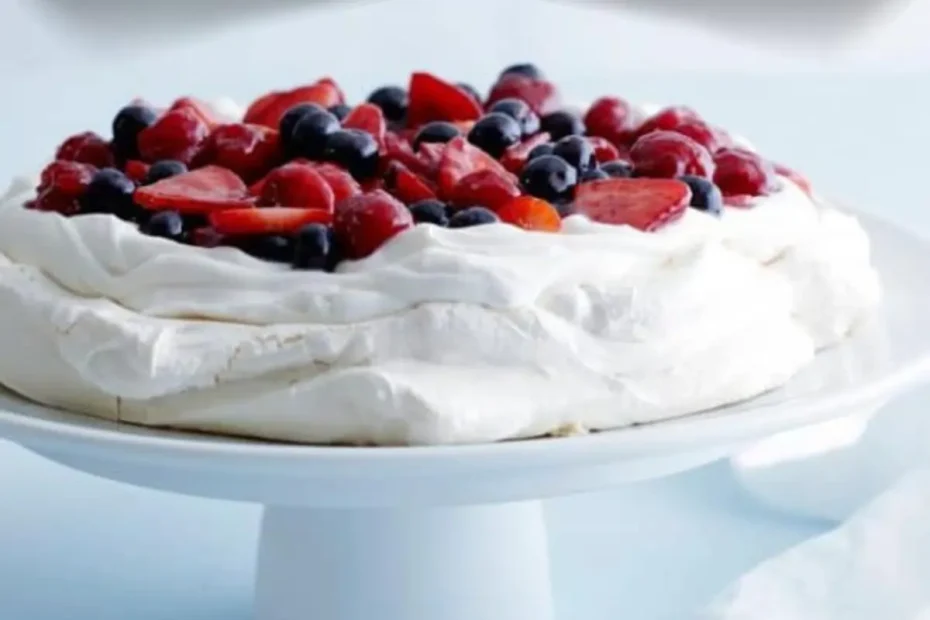 Uma Pavlova pronta para ser servida.