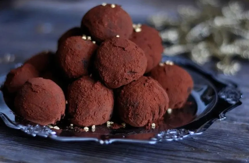 Uma travessa com trufas de chocolate.