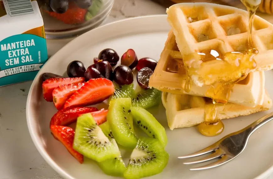 Um prato com waffle de frutas tropicais.