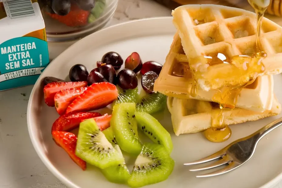 Um prato com waffle de frutas tropicais.