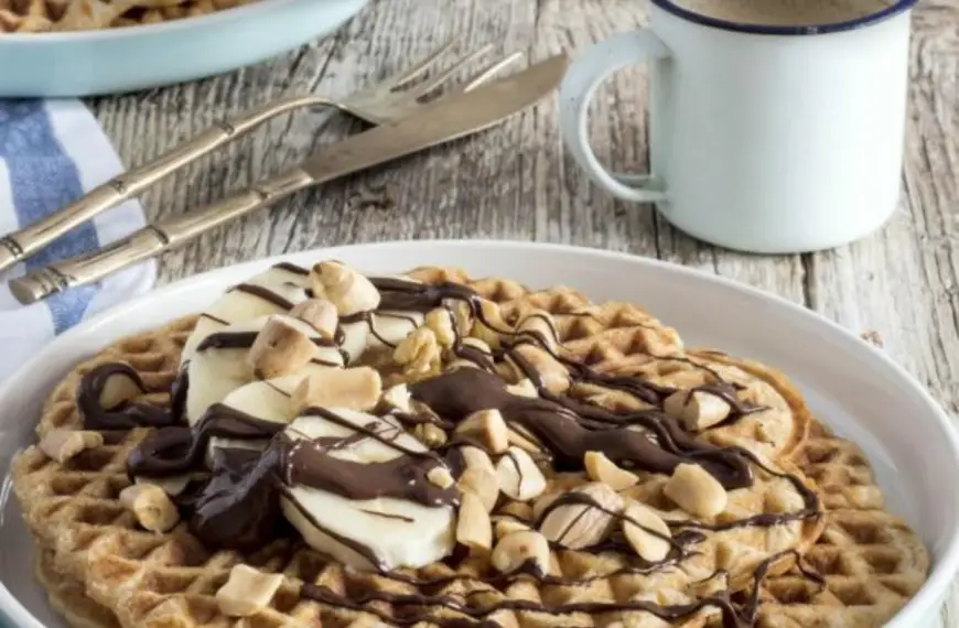 Uma mesa de café da manhã preparada com waffles de manteiga de amendoim.