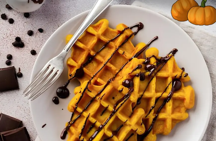 Um prato com um waffles de abobora com chocolate pronto para ser servido.