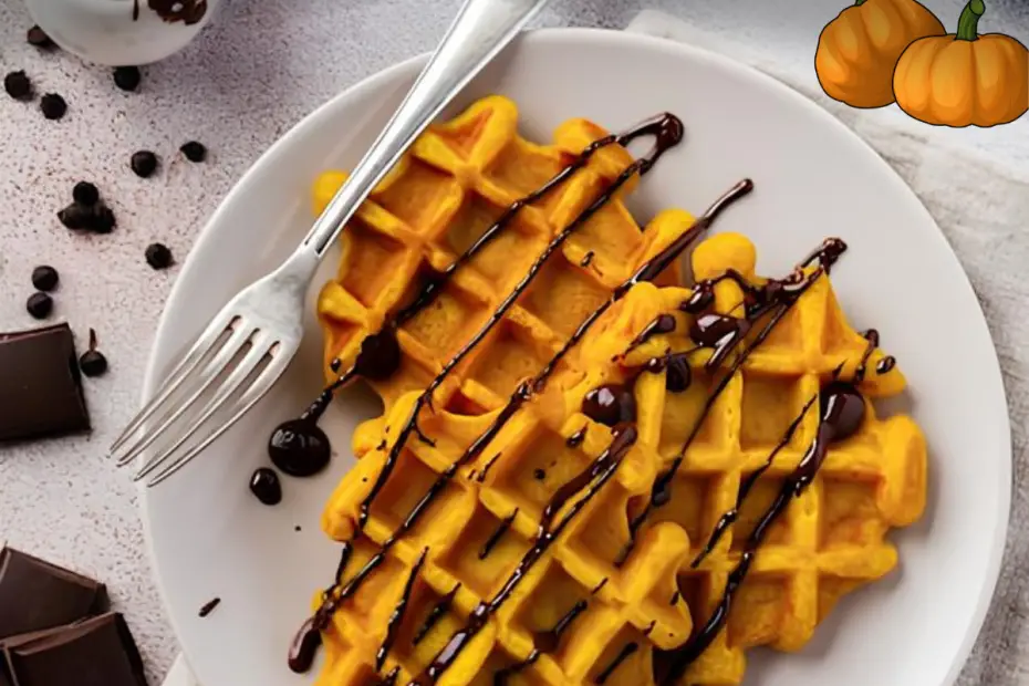 Um prato com um waffles de abobora com chocolate pronto para ser servido.