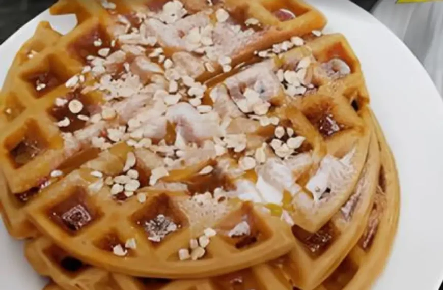 Um prato com waffles de aveia e mel.