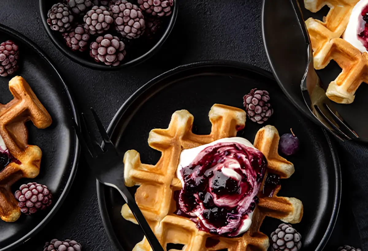 pratos com waffles de iogurte com futas silvestres.