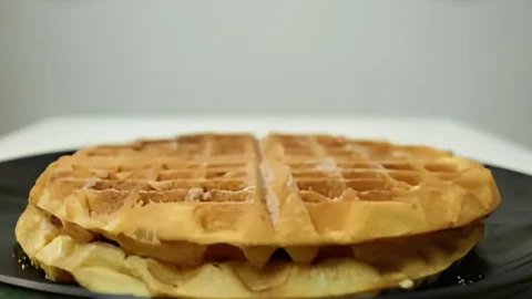 Um prato com um waffles de mousse de abacaxi.