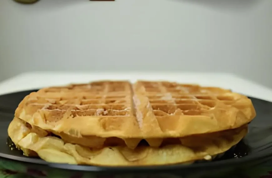 Um prato com waffles de mousse de abacaxi.