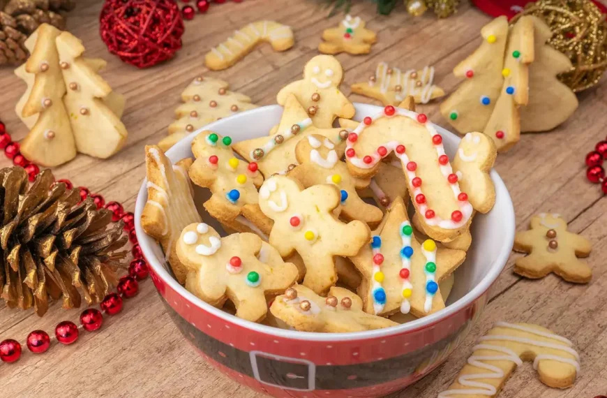 Uma tigela com biscoiot amaretto de natal.