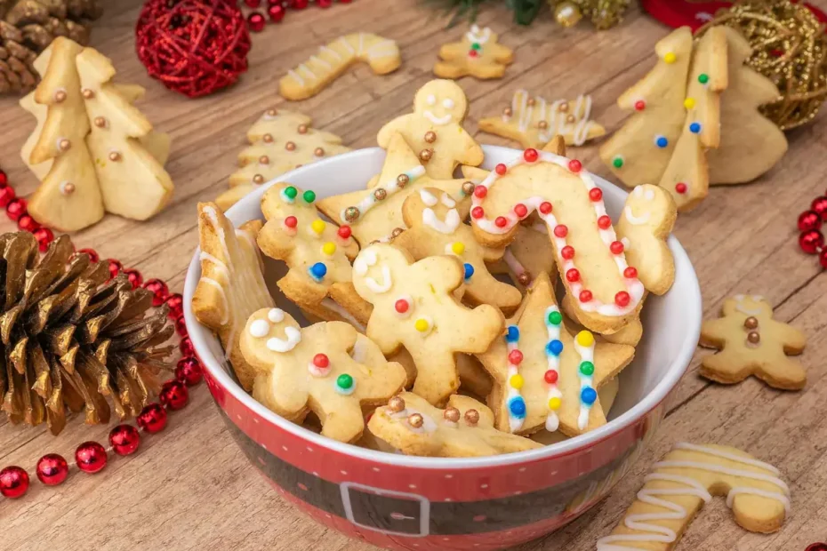 Uma tigela com biscoiot amaretto de natal.