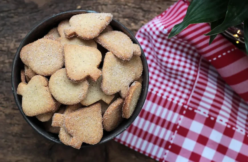 Biscoitos de natal Speculoos em uma mesa prontos para serem servidos.