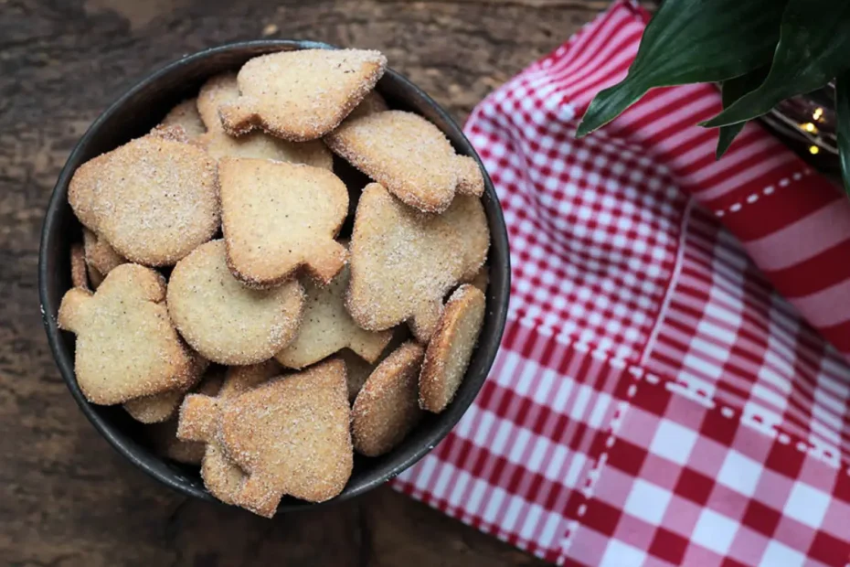 Biscoitos de natal Speculoos em uma mesa prontos para serem servidos.