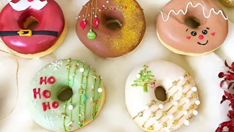 vários donuts natalinos em uma mesa.