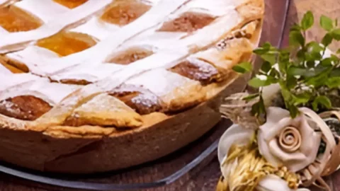 Uma pastiera napolinata tradicional em uma mesa preparada para o natal.