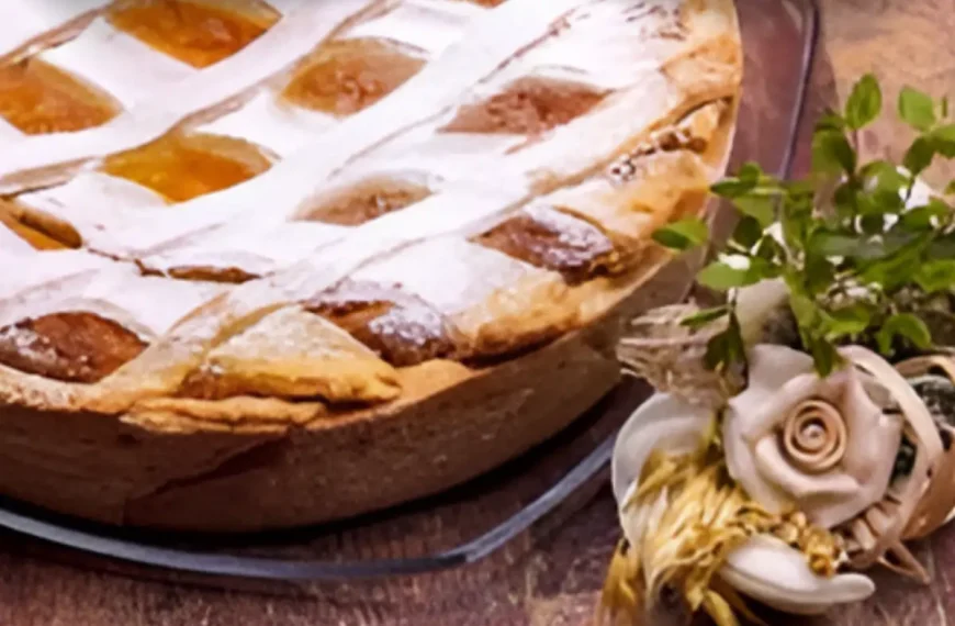 Uma pastiera napolinata tradicional em uma mesa preparada para o natal.