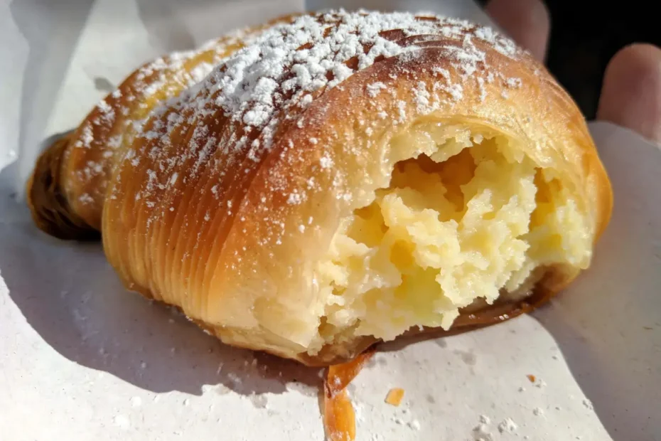 Sfogliatelle pronto para ser servido.