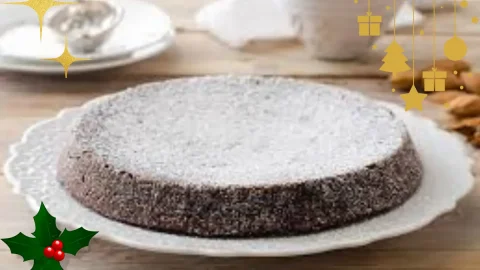 Uma torta capresa em cima de uma mesa natalina pronta para ser servida.