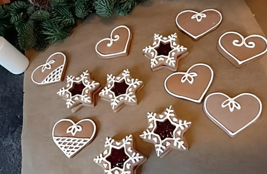 Uma mesa com Bolachas Lebkuchen de Natal.