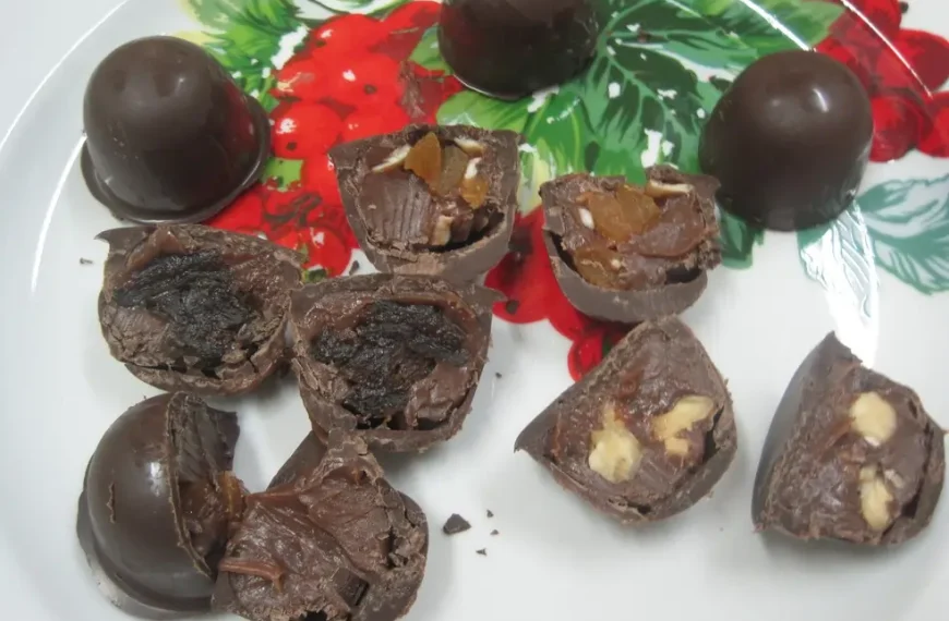 Bombons de chocolate em cima de uma mesa decorada para o natal.