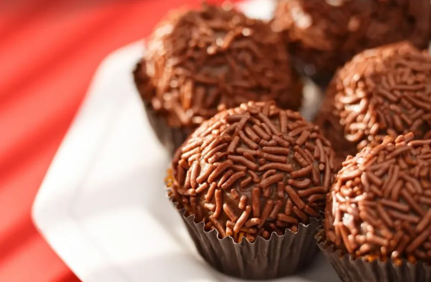 brigadeiros de panetones prontos para serem servidos.