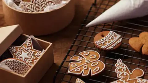 brown-butter-cookies em uma mesa prontos para serem servidos.