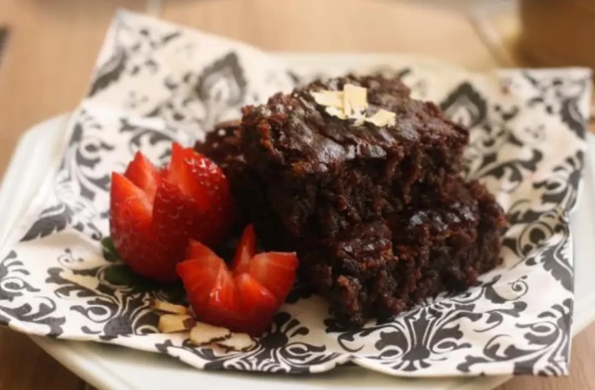 Brownie americano original em uma mesa pronto para ser servido.