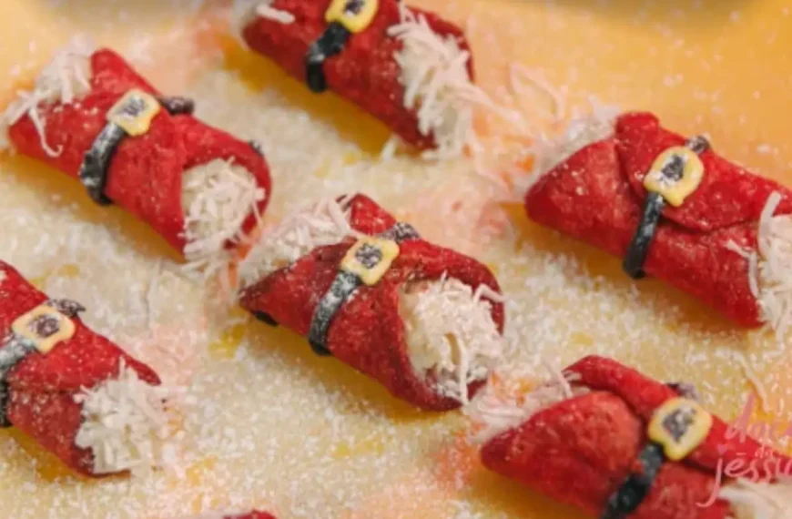 cannolis do papai noel em cima de uma mesa.