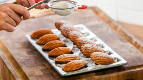 Uma forma com madeleines natalinas.