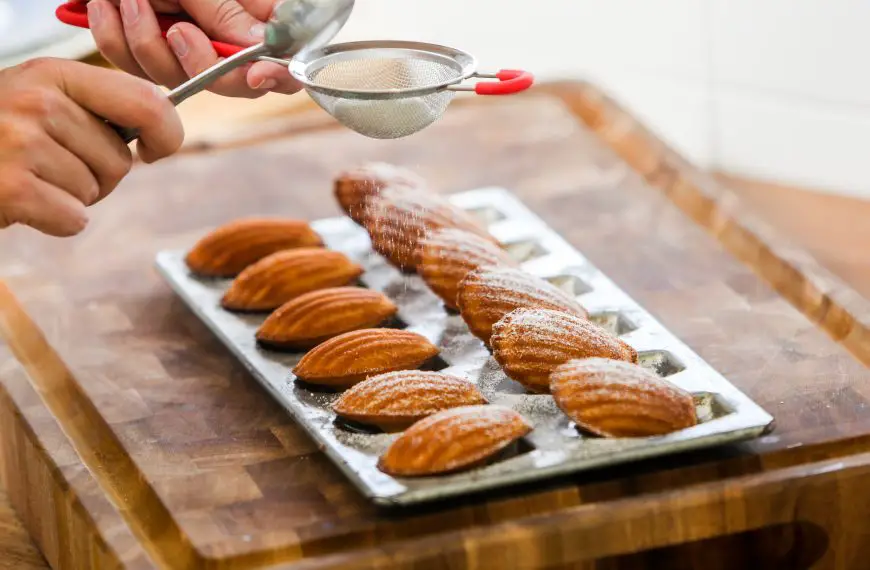 Uma forma com madeleines natalinas.