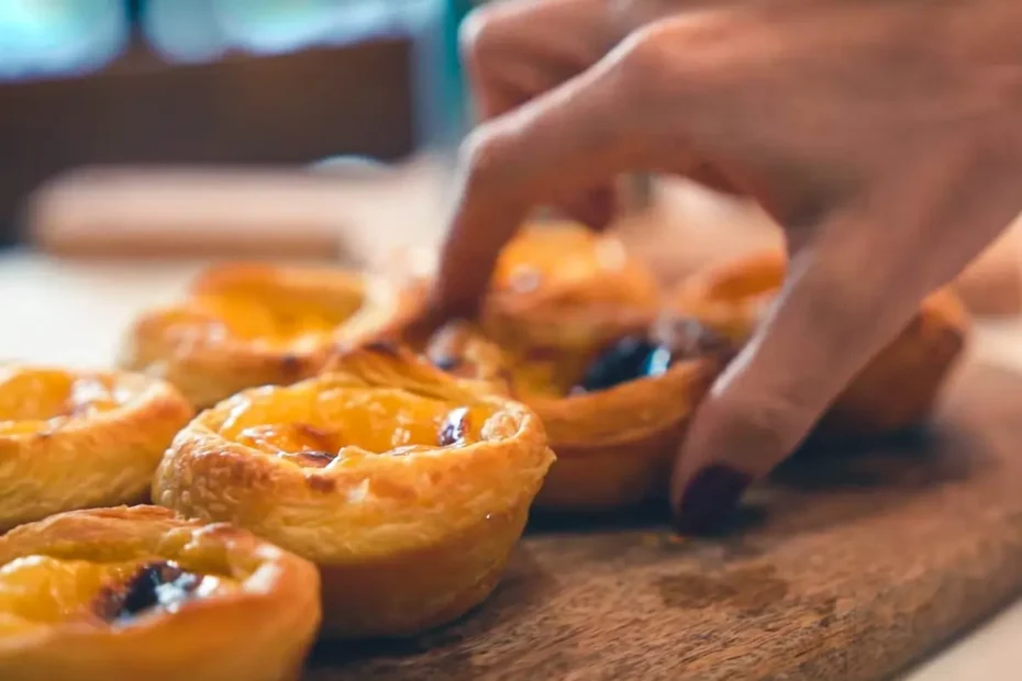 Pasteis de natal em uma mesa prontos para serem servidos.