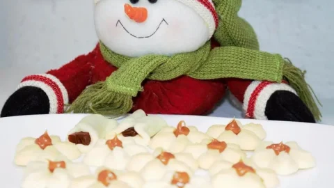 Petit Four de Natal em uma mesa prontos para serem servidos.