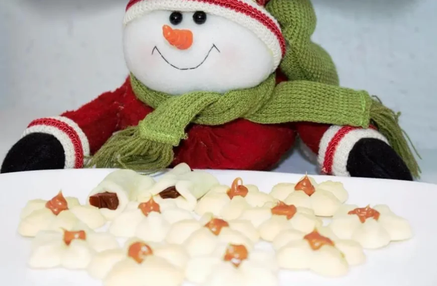 Petit Four de Natal em uma mesa pronto para serem servidos.