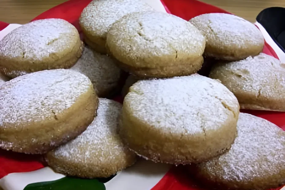 Um prato com polvorones em uma mesa prontos para serem servidos.