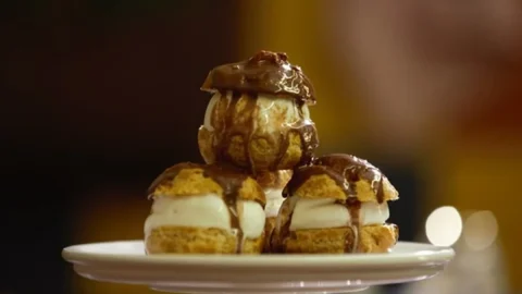 Profiterolis de natal em uma mesa prontos para serem servidos.