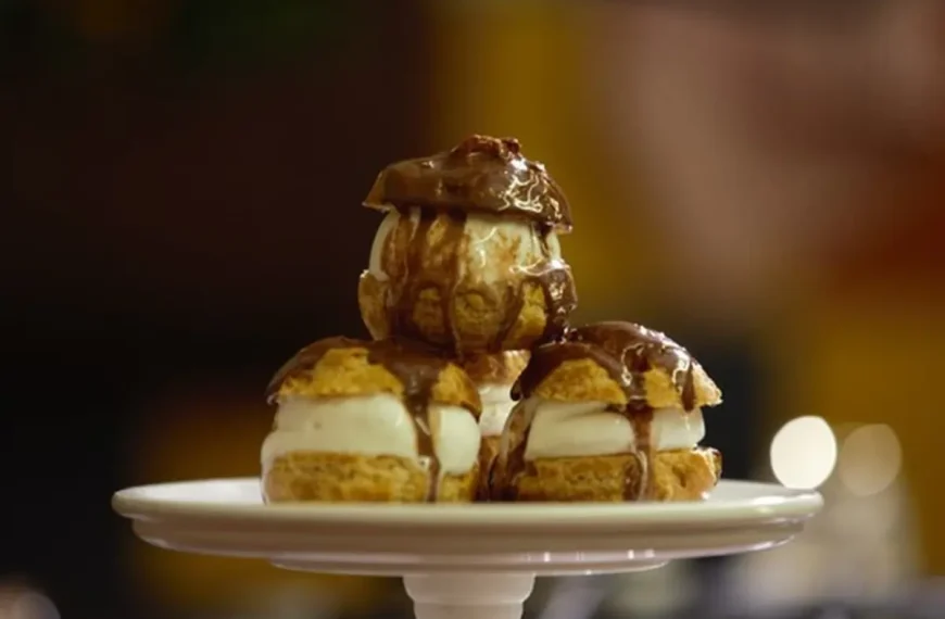 Profiterolis de natal em uma mesa prontos para serem servidos.