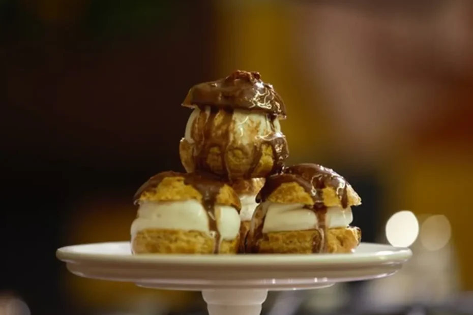 Profiterolis de natal em uma mesa prontos para serem servidos.