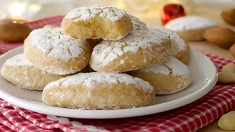 Um prato com biscoitos ricciarelli em uma mesa prontos para serem servidos.