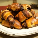 Um prato com Rugelach de natal em uma mesa ´para serem servidos,